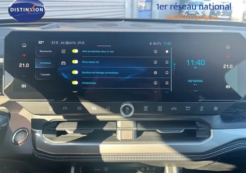 Vue intérieure du tableau de bord du Jeep Compass 2026, écran tactile large avec commandes climatisation et démarrage sans clé.
