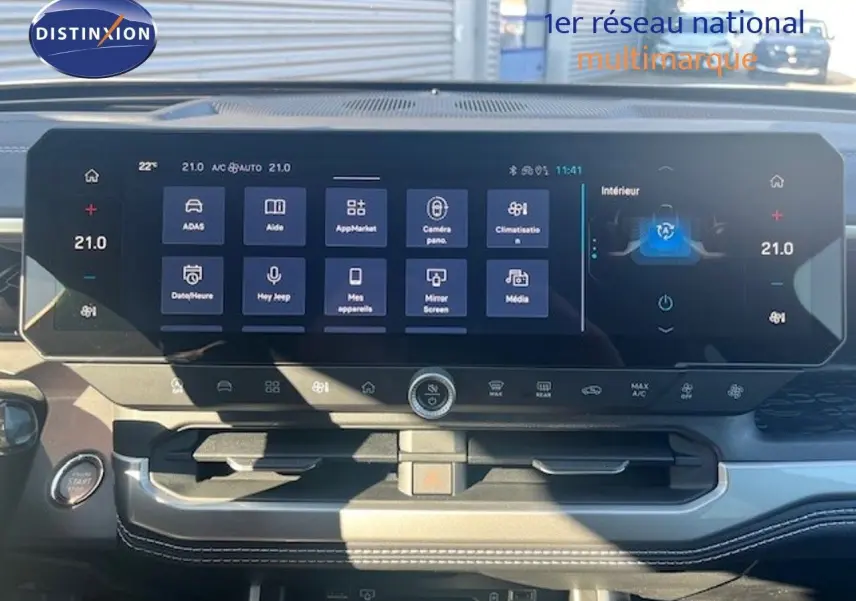 Vue rapprochée de l’écran tactile central du Jeep Compass 2026, affichant les commandes de climatisation et multimédia.