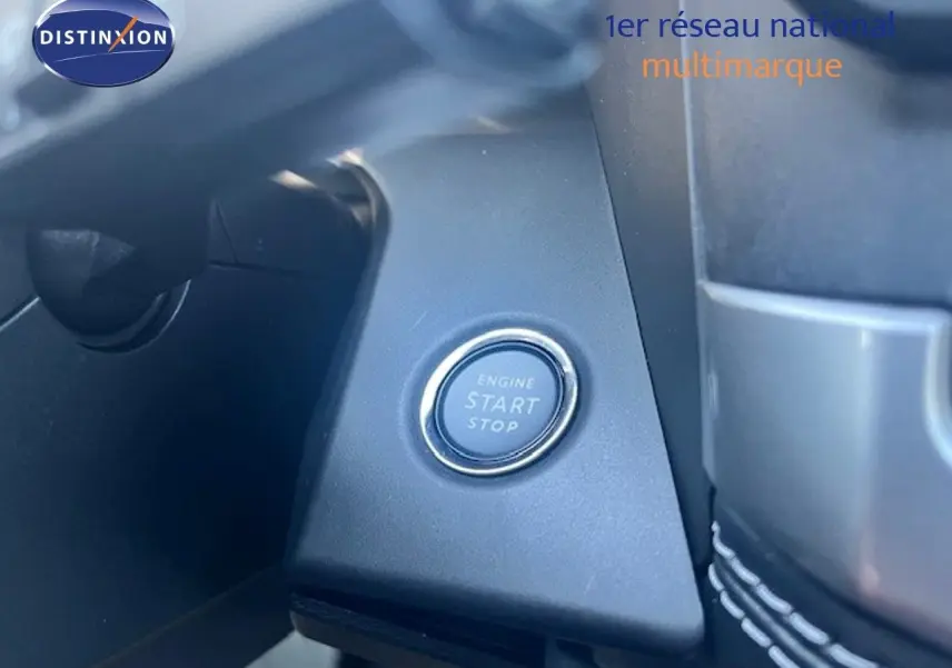 Bouton start/stop moteur en gros plan sur tableau de bord intérieur noir du Jeep Compass gris Yosemite 2026.