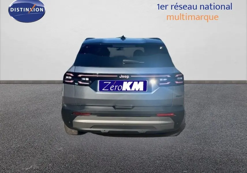 Vue arrière du Jeep Compass gris Yosemite métal avec toit noir, feux LED et plaque Zero KM visible.