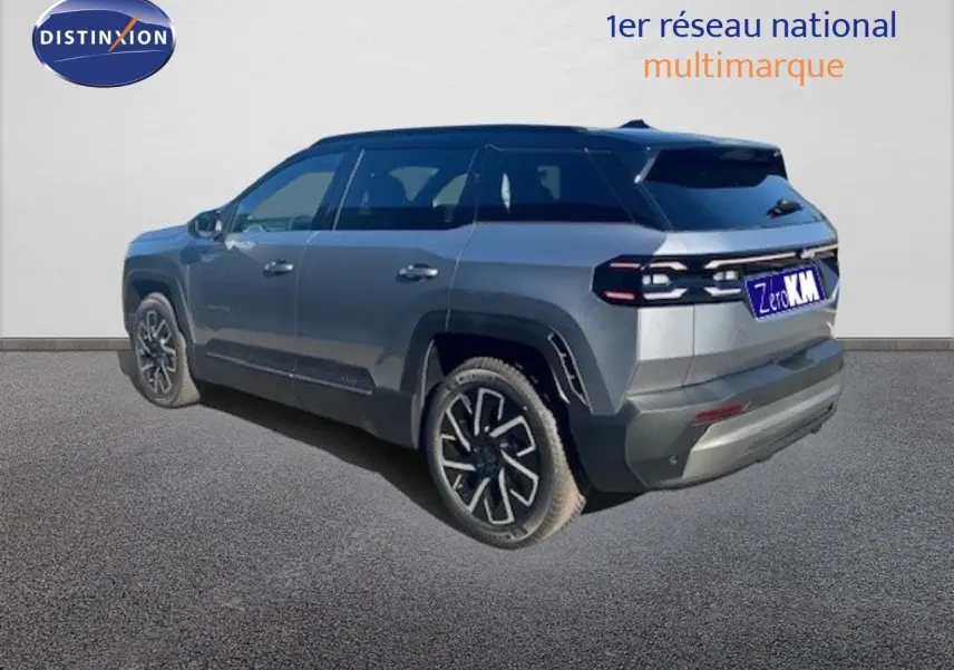 Vue 3/4 arrière droite du Jeep Compass gris Yosemite métal avec toit noir et jantes distinctives noires et argentées.