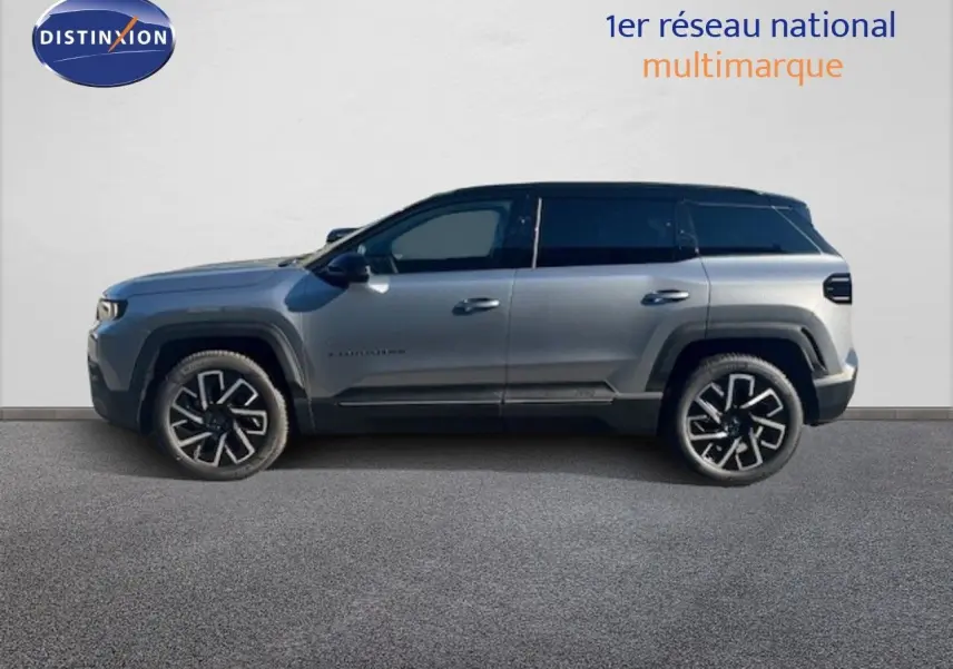 Jeep Compass MHEV 145ch Summit gris Yosemite métal avec toit noir, vue profil côté gauche sur fond neutre.