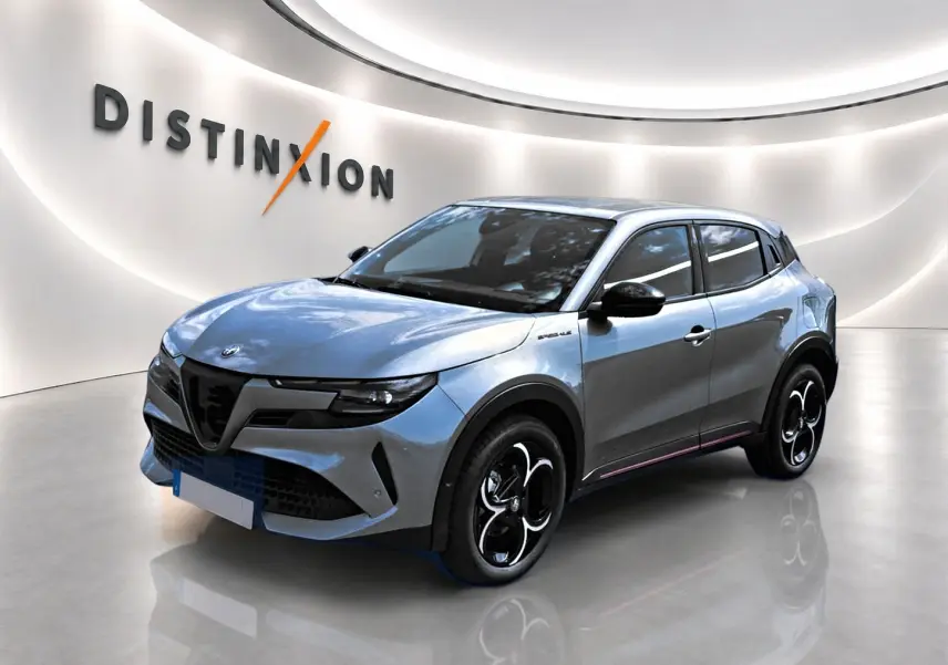 Vue 3/4 avant droite de l'Alfa Romeo Junior 1.2 hybride gris avec jantes alliage et phares matrix LED.