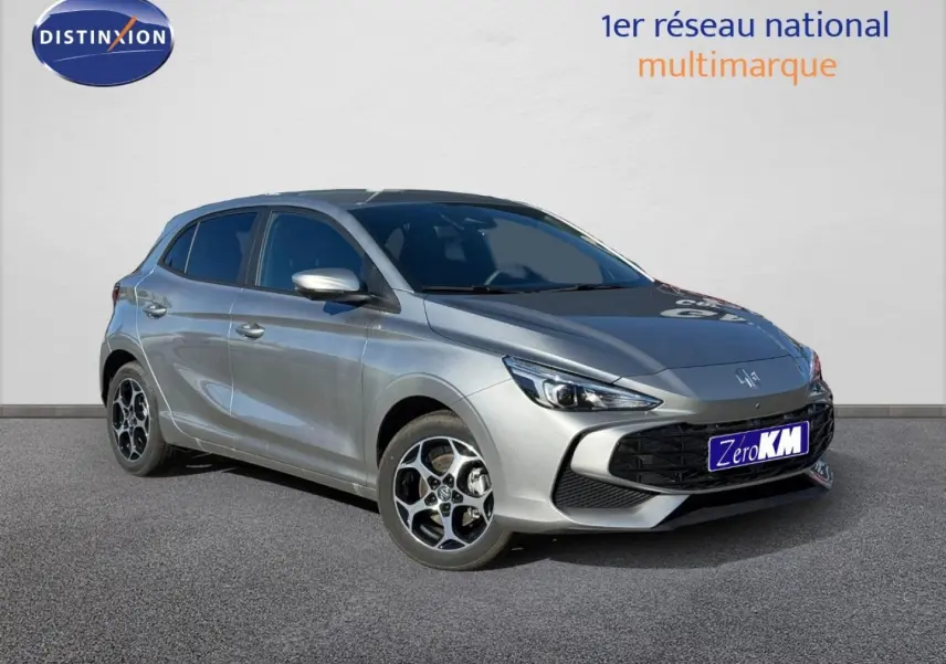 Vue 3/4 avant d'une MG3 1.5 Hybrid+ 195ch Luxury Cosmic Silver métallisé avec jantes alu et calandre noire.