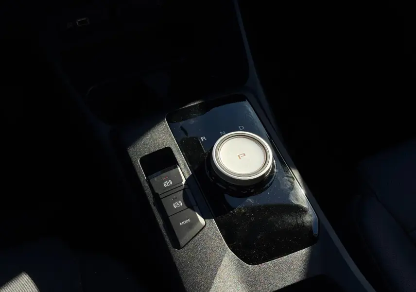 Gros plan sur la molette de boîte automatique et commandes sur la console centrale d’un MG3 Cosmic Silver.