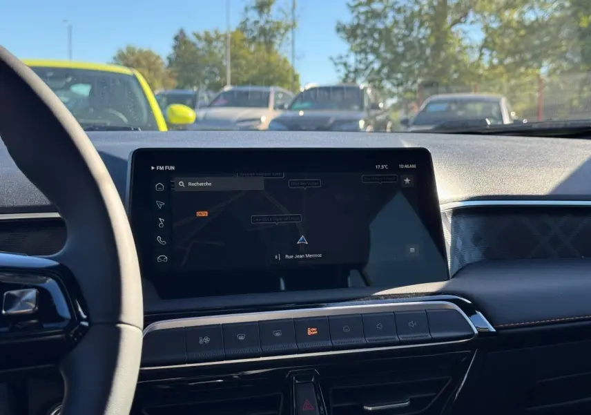 Intérieur MG3 1.5 Hybrid+ 2026 vu de face, écran tactile GPS au centre, tableau de bord noir avec détails chromés.