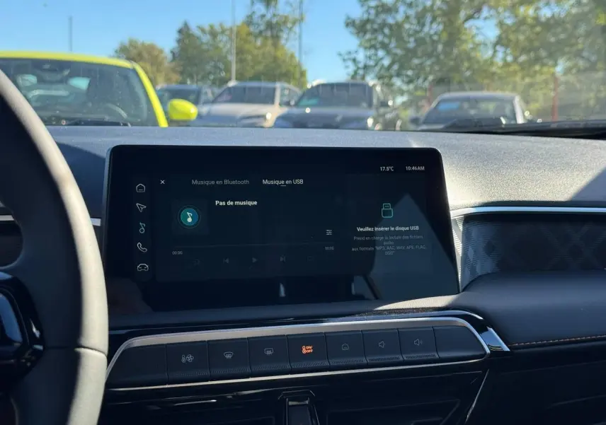 Vue intérieure du tableau de bord du MG3 1.5 Hybrid+ 2026 avec écran tactile central et volant partiel visible.