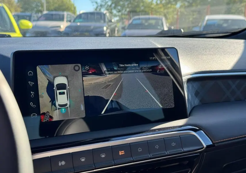 Vue intérieure de l'écran tactile du MG3 Cosmic Silver montrant la caméra de recul et la vue panoramique 360°.