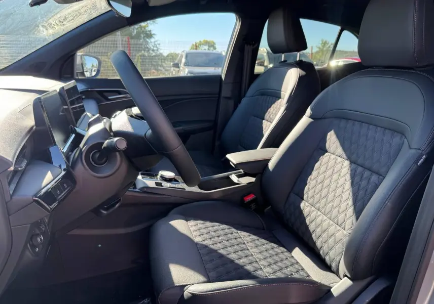 Vue intérieure côté conducteur du MG3 1.5 Hybrid+ 195ch Luxury avec sièges en similicuir noir et console centrale moderne.