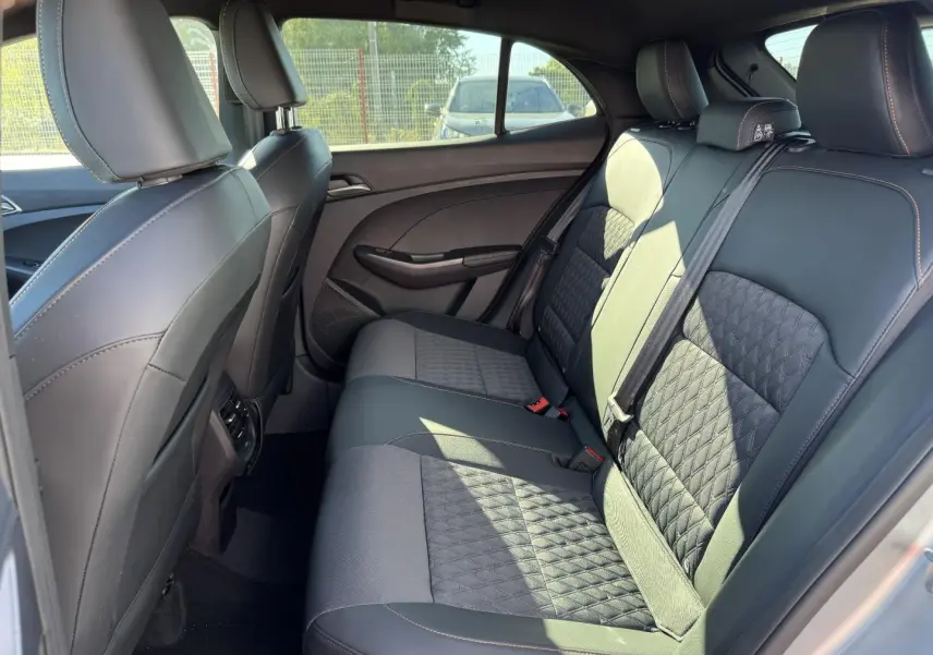 Vue latérale droite de l’habitacle arrière du MG3 1.5 Hybrid+ 195ch Luxury avec sièges en similicuir noir et tissu.