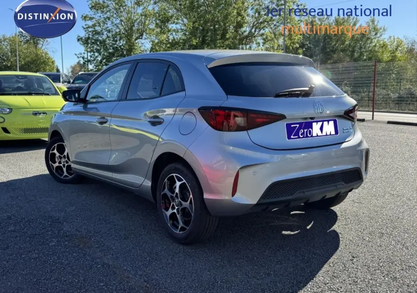 Vue 3/4 arrière droite de la MG3 Cosmic Silver métallisé avec jantes alu et vitres arrière surteintées.
