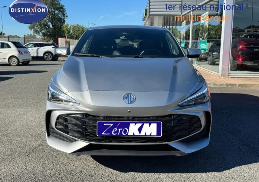 Vue frontale d'une MG3 1.5 Hybrid+ 195ch Luxury en Cosmic Silver métallisé avec calandre noire et phares LED.