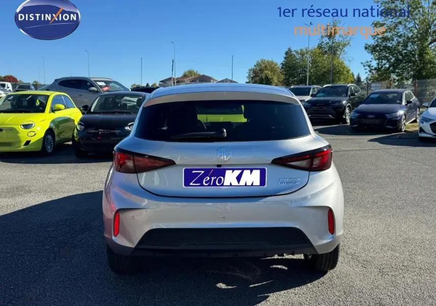 Vue arrière d'une MG3 Cosmic Silver métallisé 1.5 Hybrid+ 195ch Luxury sur parking extérieur ensoleillé.