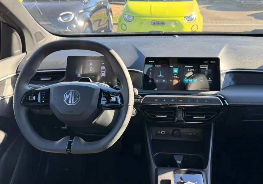 Vue intérieure frontale du tableau de bord noir du MG3 1.5 Hybrid+ avec écran tactile et volant multifonction.