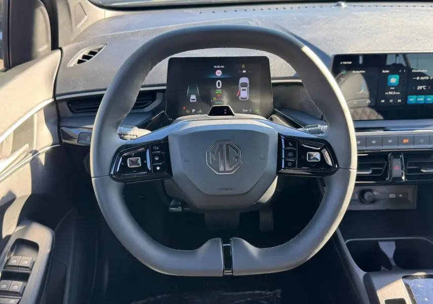Vue frontale du volant gris du MG3 1.5 Hybrid+ 195ch Luxury avec tableau de bord numérique et écran tactile.