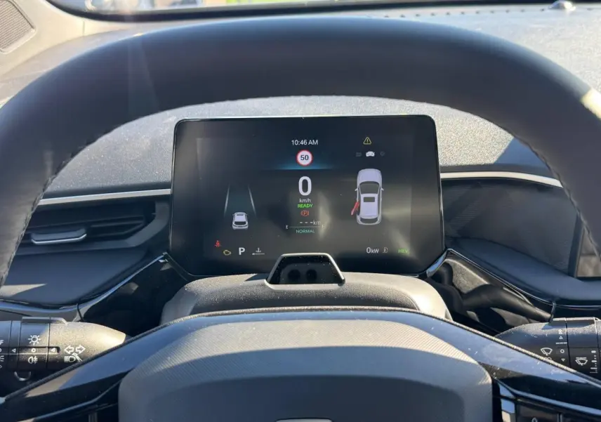 Vue depuis le siège conducteur sur le tableau de bord numérique noir du MG3 1.5 Hybrid+ 195ch Luxury 2026.