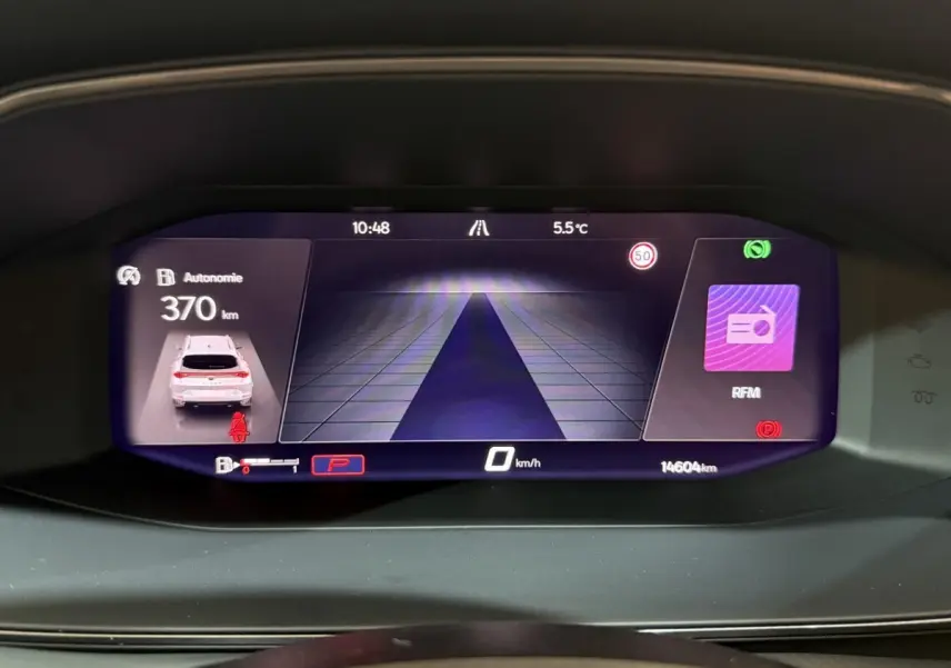 Affichage numérique du tableau de bord du CUPRA Formentor 1.5 TSI 2023 montrant autonomie, vitesse et radio RFM.