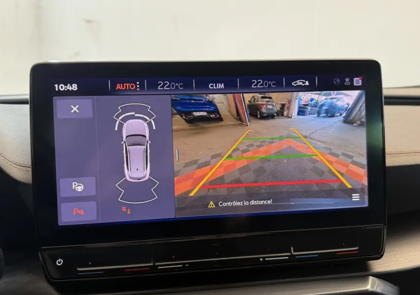 Écran tactile central affichant la caméra de recul et l'aide au stationnement du CUPRA Formentor noir, vue intérieure.