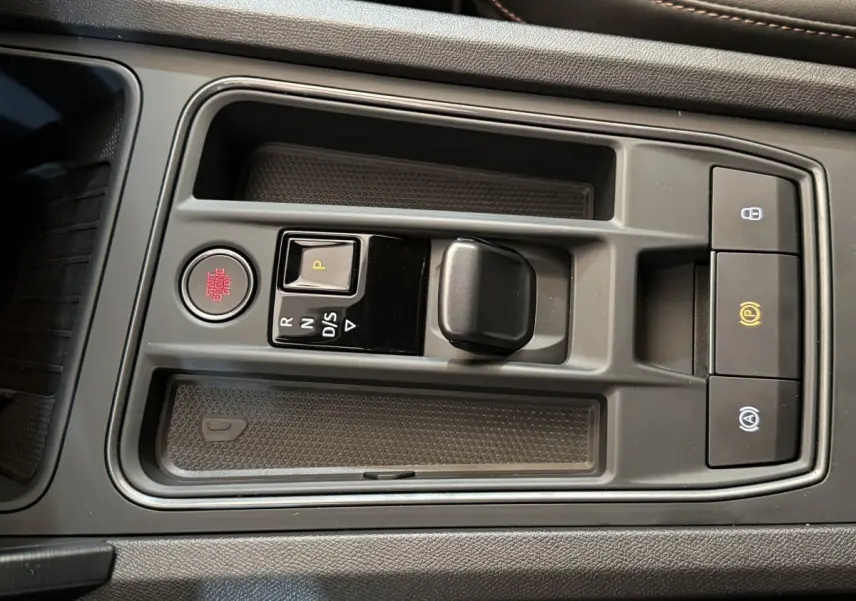 Gros plan sur la console centrale noire de la CUPRA Formentor 2023, avec bouton start, levier de vitesses et commandes électroniques.