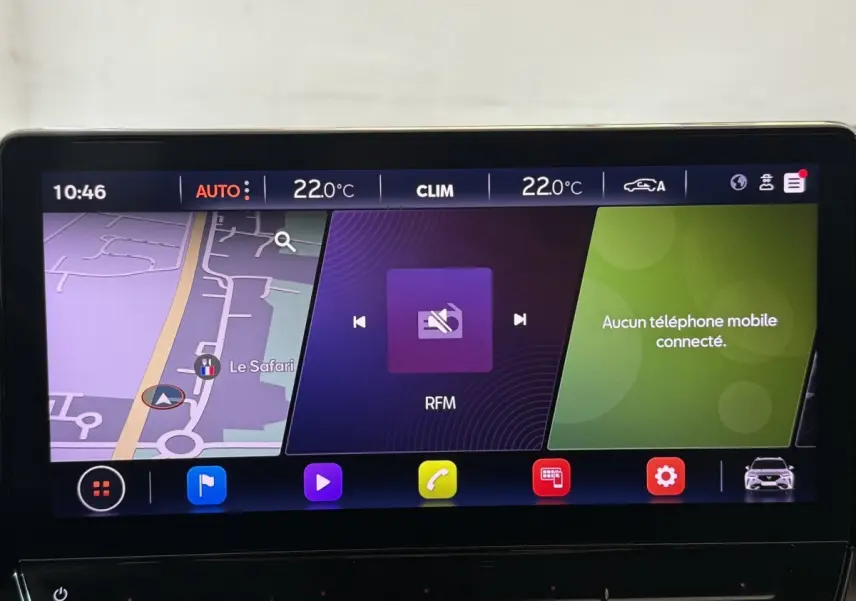 Écran tactile central 12 pouces affichant navigation, radio et connexion téléphone dans CUPRA Formentor noir 2023