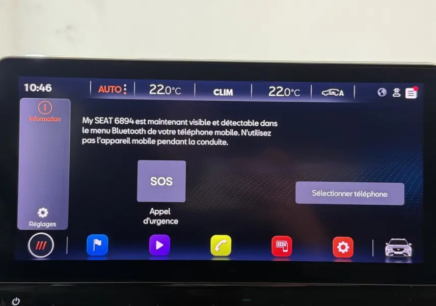 Écran tactile central du tableau de bord du CUPRA Formentor noir 2023 affichant le menu Bluetooth et appel d'urgence.