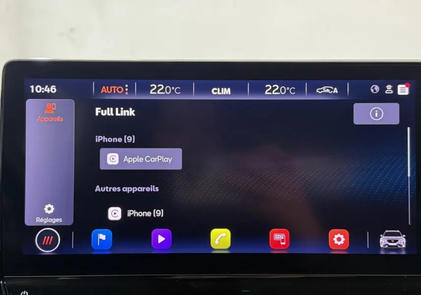 Écran tactile central de 12 pouces affichant Apple CarPlay dans une CUPRA Formentor noire de 2023.