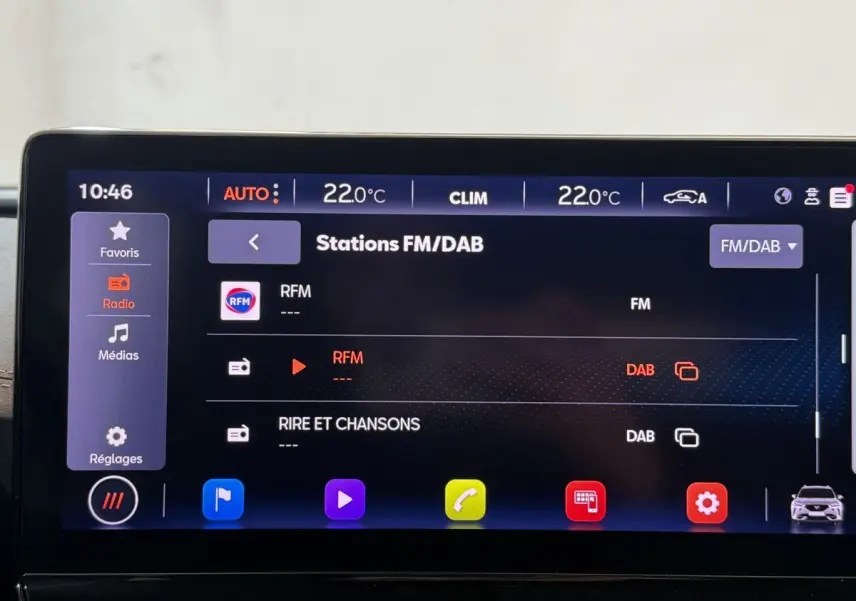 Écran tactile central du tableau de bord du CUPRA Formentor noir, affichant les stations radio FM/DAB.