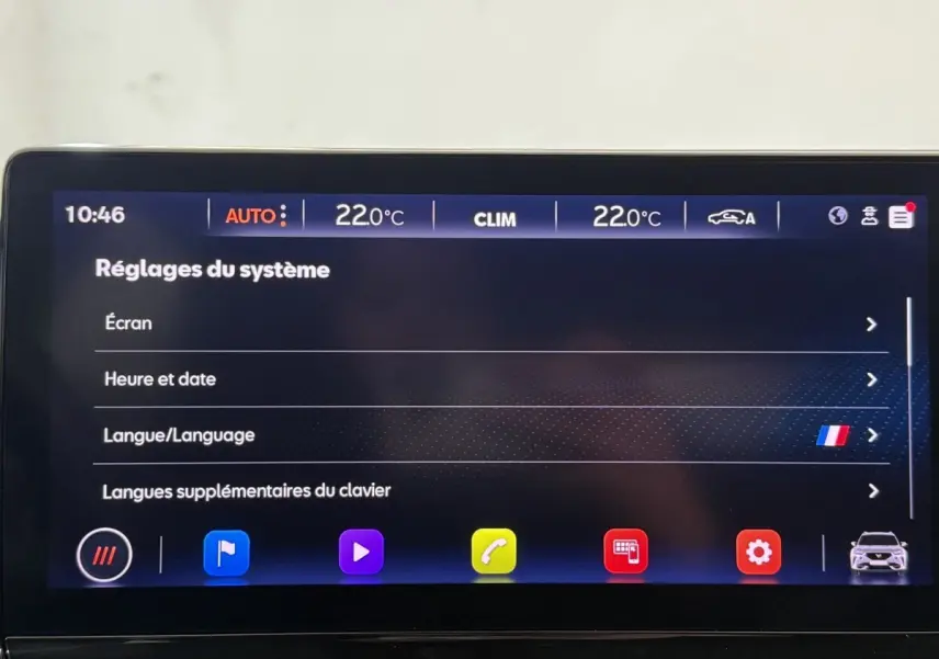 Écran tactile central affichant les réglages système dans une CUPRA Formentor noire, vue intérieure frontale.