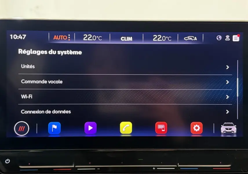 Écran tactile central affichant les réglages du système dans l'habitacle d'une CUPRA Formentor noir.