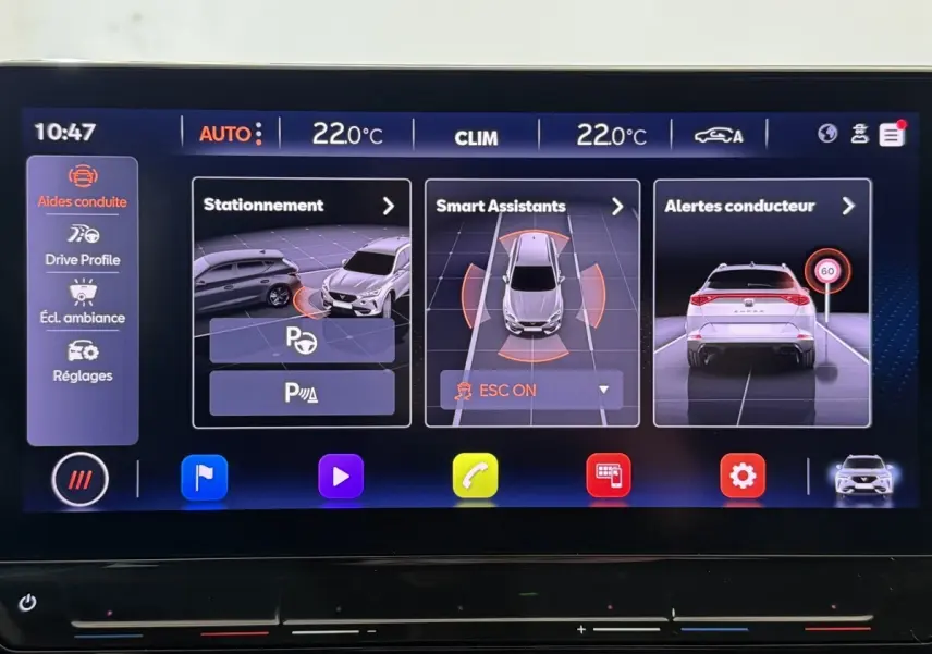 Écran tactile central du tableau de bord affichant les aides à la conduite du CUPRA Formentor noir 2023.