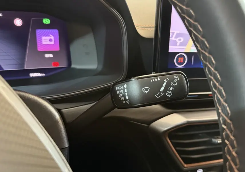 Gros plan sur la commande d'essuie-glace côté droit du tableau de bord du CUPRA Formentor noir 2023.