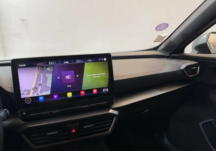 Tableau de bord et écran tactile 12 pouces du CUPRA Formentor noir, vue intérieure côté passager avec finitions élégantes.