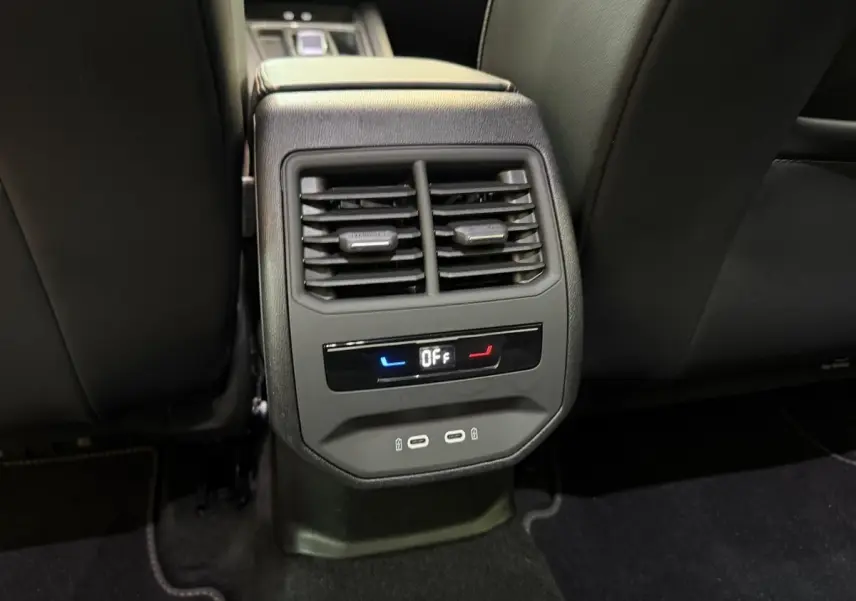 Vue rapprochée de la console arrière noire du CUPRA Formentor 2023 avec commandes de climatisation et ports USB.