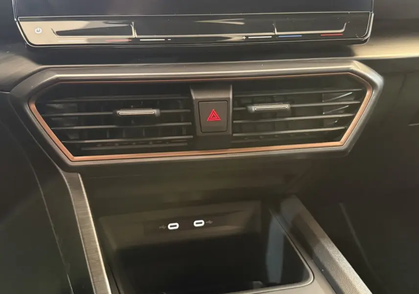 Gros plan sur la console centrale noire du CUPRA Formentor 2023, avec aérateurs et deux ports USB-C éclairés.