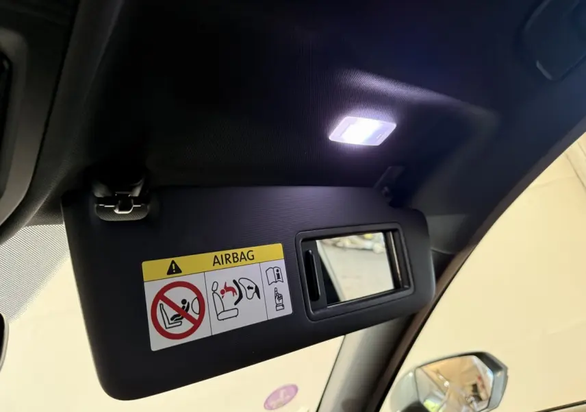 Détail du pare-soleil côté conducteur noir avec miroir et avertissement airbag, intérieur d'une CUPRA Formentor 2023 noire