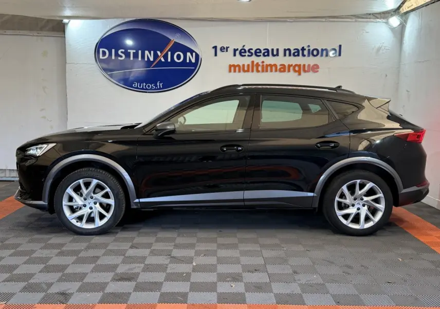 Profil côté gauche d'un SUV CUPRA Formentor noir 2023 avec jantes argentées et barres de toit assorties.