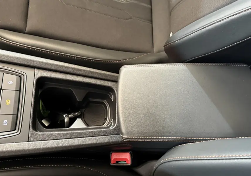 Gros plan sur la console centrale noire avec accoudoir et porte-gobelets du CUPRA Formentor 1.5 TSI 150ch 2023.