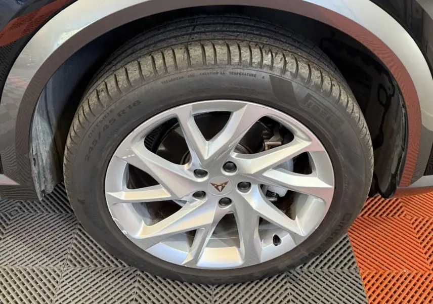 Gros plan sur la roue avant droite avec jante argentée et logo CUPRA sur un CUPRA Formentor noir 2023.