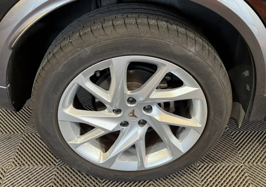 Gros plan sur la jante argentée à 5 branches doubles du côté arrière droit d'un CUPRA Formentor noir.