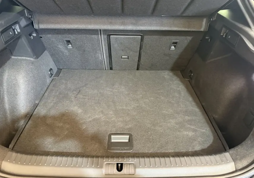 Coffre spacieux de la CUPRA Formentor noir, vue intérieure depuis l'ouverture arrière, avec trappe centrale rabattable.