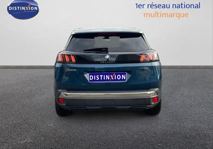 Vue arrière d'un Peugeot 3008 bleu Célèbes Métal 2024 avec feux arrière à griffes caractéristiques et logo central.
