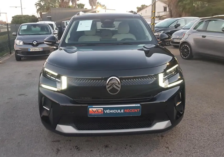 Vue avant d'une Citroën C3 noire 2025 avec feux LED en forme de C et barres de toit visibles.