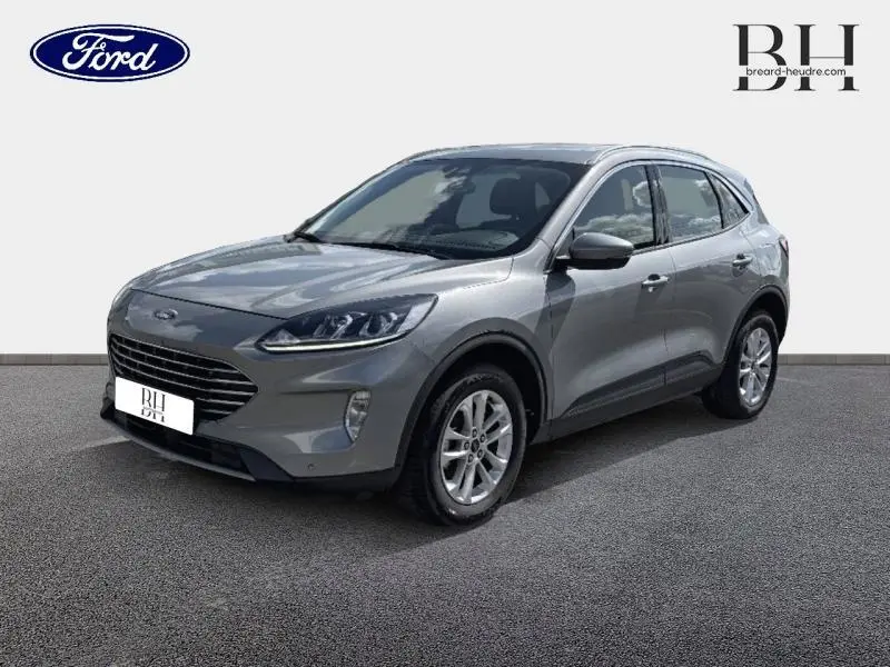 Ford Kuga gris Solar métallisé en vue 3/4 avant droit, avec jantes alu et phares LED distinctifs.