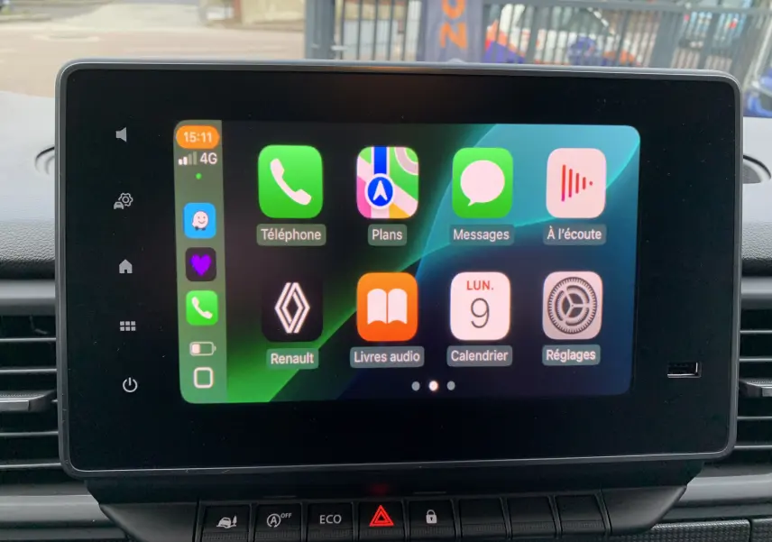 Écran tactile central du Renault Trafic blanc, affichant l'interface Apple CarPlay avec plusieurs applications visibles.