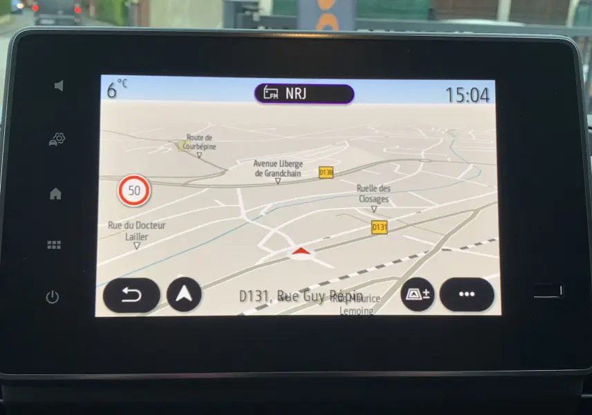 Écran tactile de navigation du Renault Trafic blanc, affichant carte et itinéraire en vue frontale.