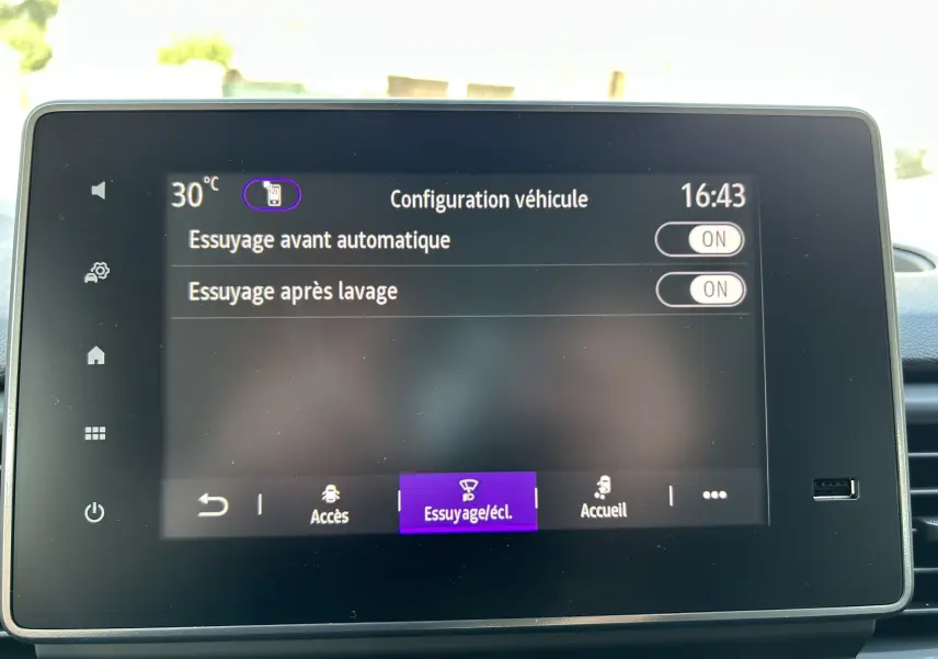 Écran tactile intérieur du Renault Trafic blanc, affichant les réglages d'essuyage automatique à 16h43.