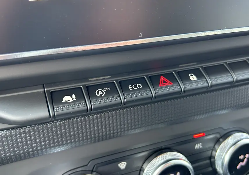 Gros plan sur les boutons de commande du tableau de bord du Renault Trafic blanc, avec fonction ECO et verrouillage centralisé.
