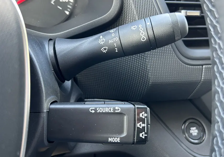 Gros plan sur la commande des essuie-glaces et du régulateur, intérieur noir du Renault Trafic cabine approfondie 2026.