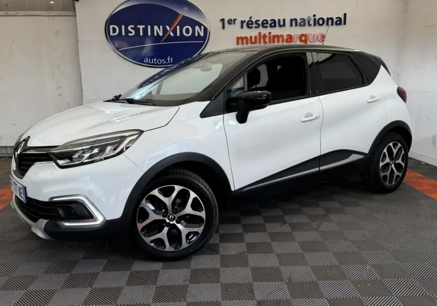 Renault Captur Intens TCe 90 blanc en 3/4 avant droit, avec jantes alliage et détails noirs contrastants.