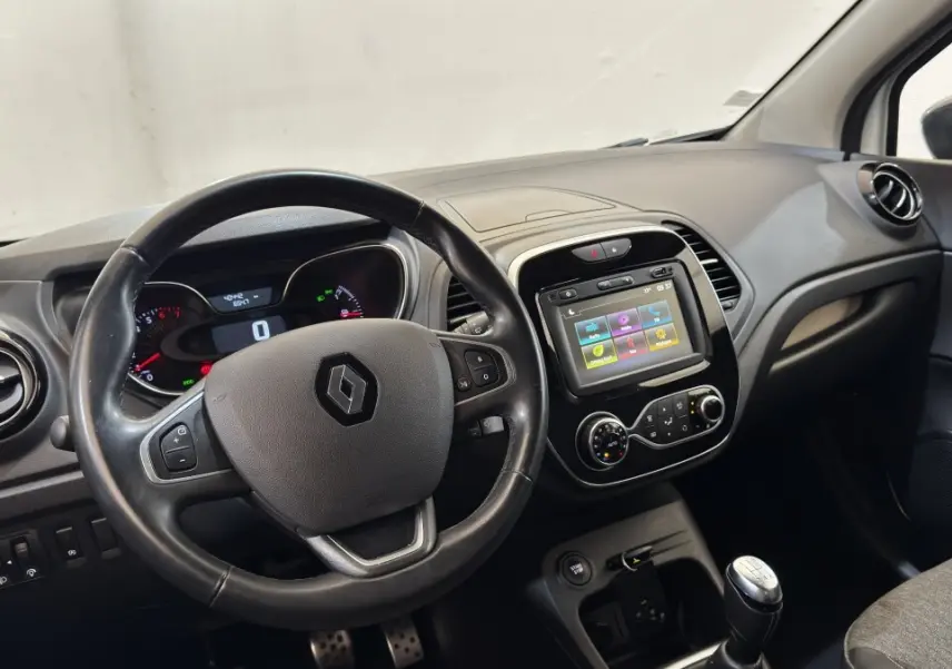 Vue intérieure côté conducteur du Renault Captur Intens TCe 90 2019, volant cuir multifonctions et écran tactile central.